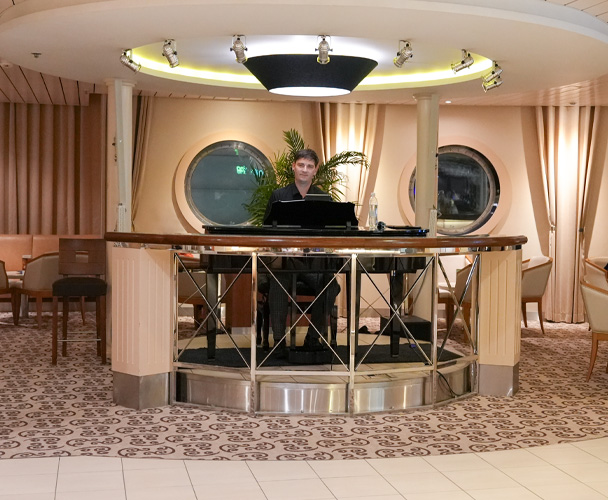 Pianist i Piano Bar ombord på Baltic Princess