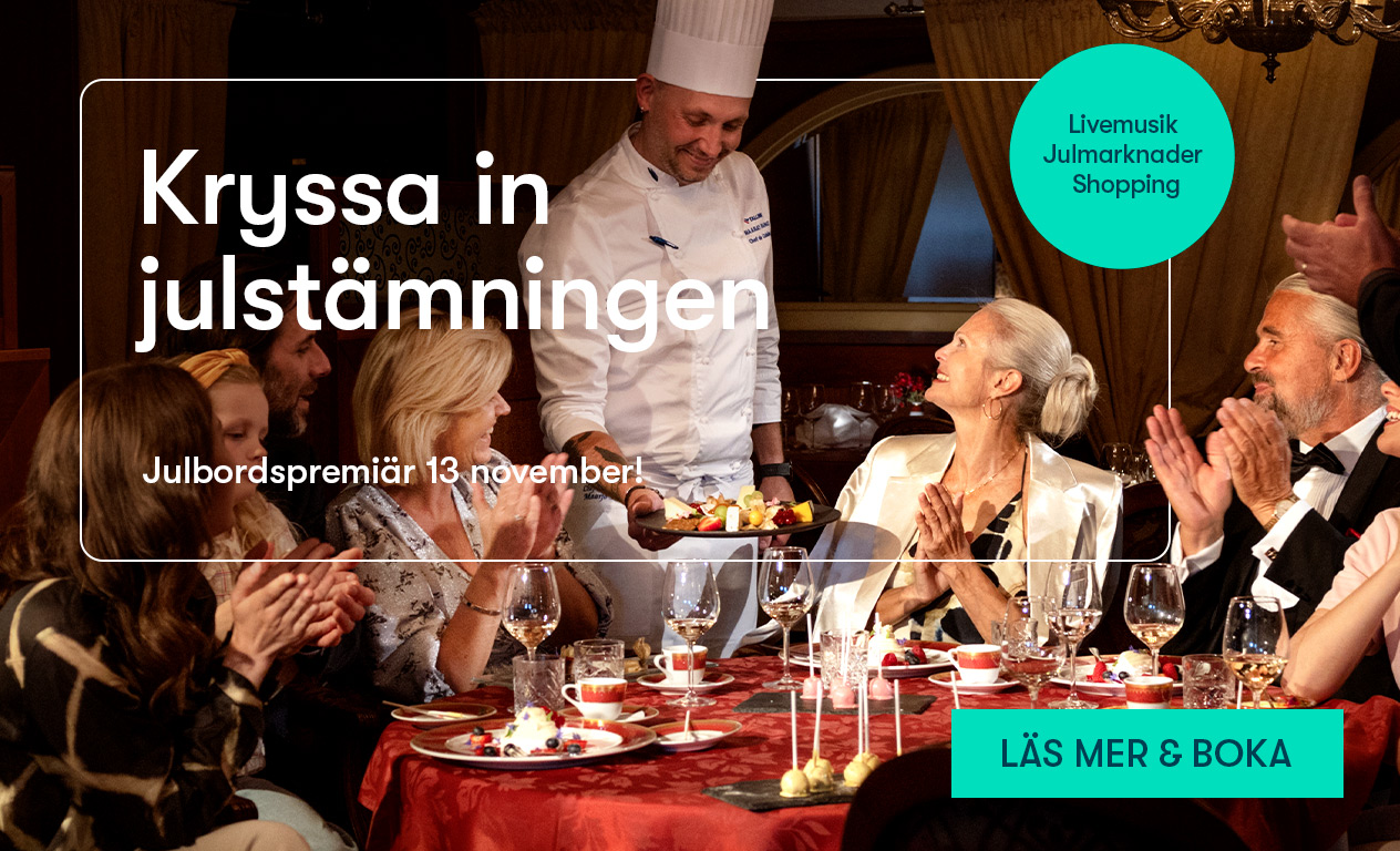 En familj äter julmiddag i restaurang Aleksandra på Baltic Queen