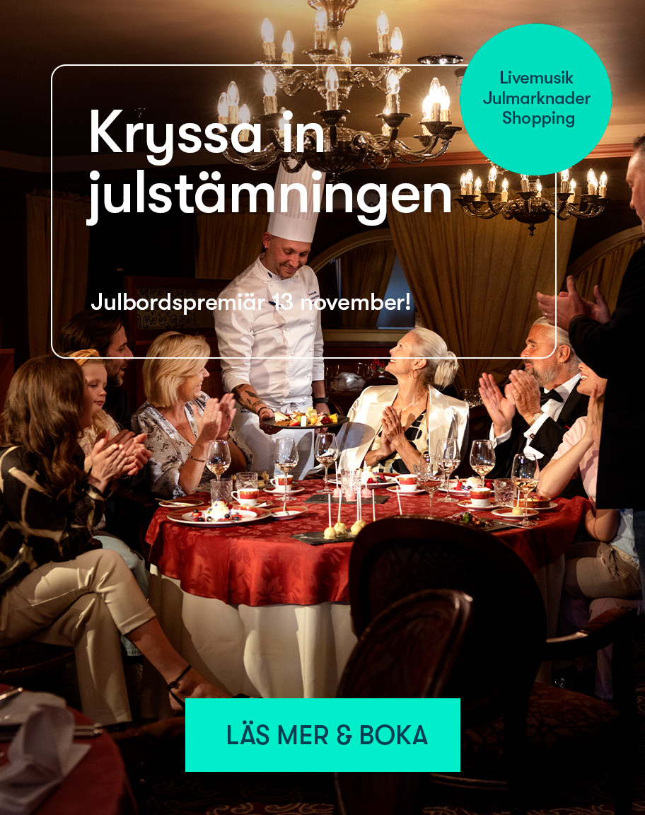 En familj äter julmiddag i restaurang Aleksandra på Baltic Queen