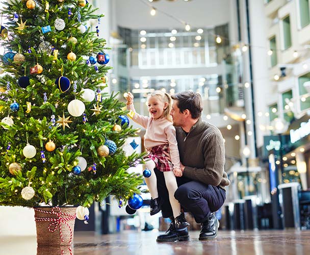 Pappa och dotter tittar på julgranen ombord