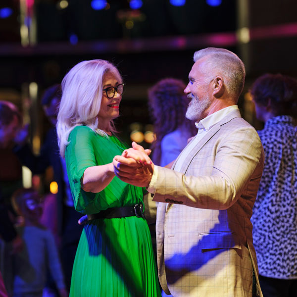 Seniorer dansar pardans på kryssning